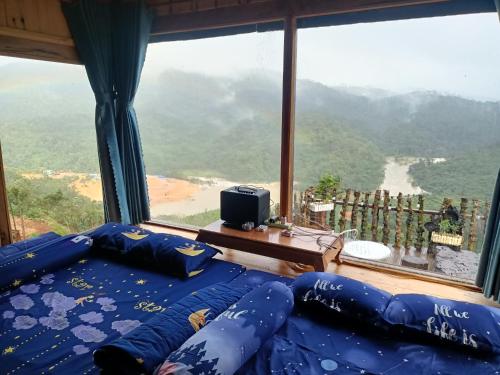 a room with a bed and a window with a view at THIÊN HƯƠNG Homestay Măng Đen in Kon Von Kla