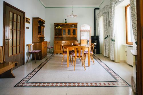 a kitchen with a table and chairs in a room at Appartamento Venere e Adone in Sulmona