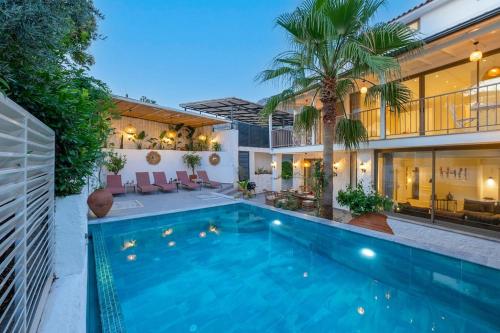 Charming 3bed villa w/ pool, very close to centre