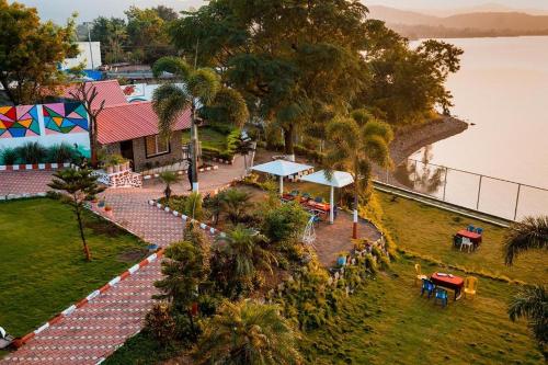una vista aérea de un parque junto al agua en Sunshine Resort en Pune