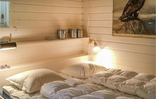 - un lit avec deux oreillers dans l'établissement 4 Bedroom Cozy Home In Stavang, à Stavang