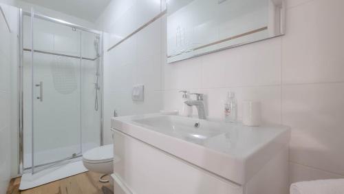 een witte badkamer met een wastafel en een toilet bij Room Fiore in Novigrad Istria