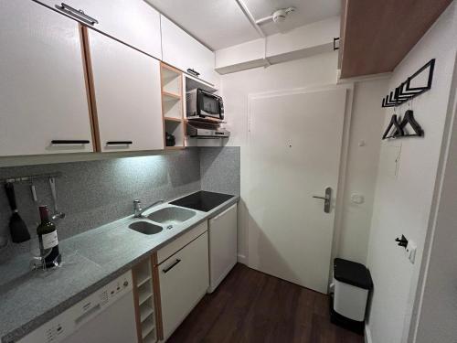 a small kitchen with a sink and a microwave at Appartement 412 Kunners Oostenrijk in Mittelberg
