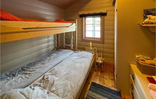 sypialnia z łóżkiem piętrowym w pokoju w obiekcie Awesome Home In Jordet With Kitchen w mieście Jordet