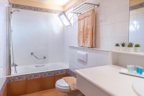 ein Bad mit einem WC, einem Waschbecken und einer Dusche in der Unterkunft Royal Suite in Costa Calma