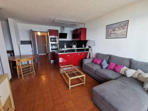 salon z kanapą i stołem oraz kuchnia w obiekcie 176 Indes Galantes G91 w Cap d'Agde