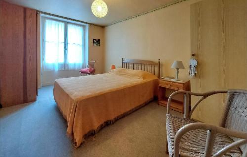 Un dormitorio con una cama grande y una ventana en Stunning Home In Champeaux With Kitchen, en Moisenay