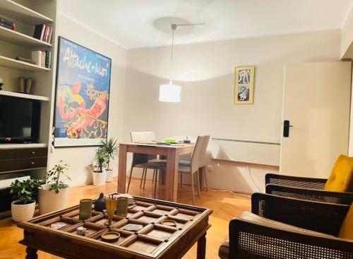 een woonkamer met een tafel en een eetkamer bij Apartman 23 in Kanarevo Brdo