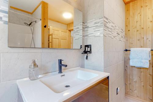 的住宿－Woodland Cottage In the Mountains，一间带水槽和镜子的浴室