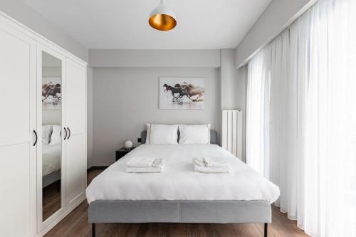 een witte slaapkamer met een groot bed en een raam bij Charming Bright 1bd Modern Pad Wparking #337 in Istanbul