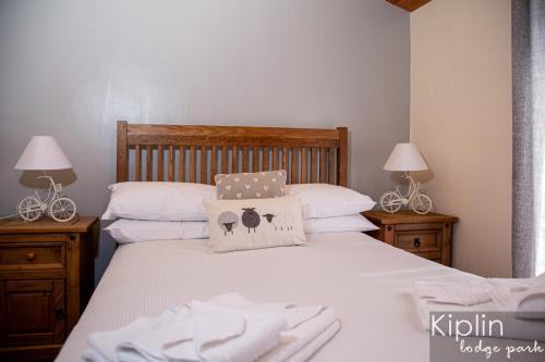 1 dormitorio con 2 camas con sábanas blancas y 2 lámparas en Surrey Lodge en Richmond