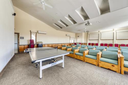 a conference room with a ping pong table and chairs at Log Ski Lodge in Wilmington