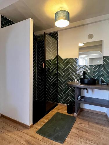 Photo de la galerie de l'établissement Charmante Maison de village au coeur de la Provence Verte, à Esparron