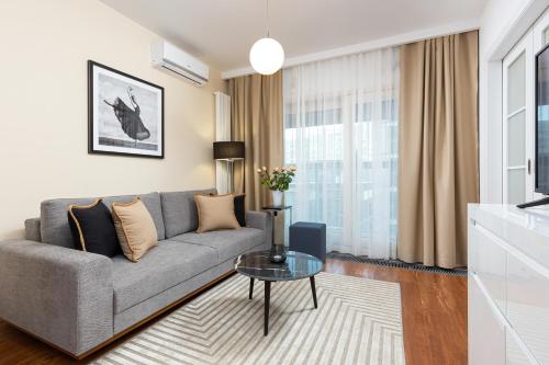 Royal City Center Mennica Residence by Noclegi Renters