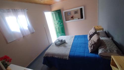 ein Schlafzimmer mit einem Bett mit einem Teddybär drauf in der Unterkunft La Puerta Verde in Humahuaca