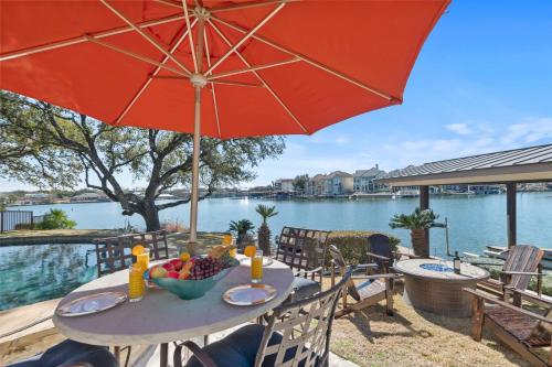 Výhled na řeku, která protéká v blízkosti prázdninového domu