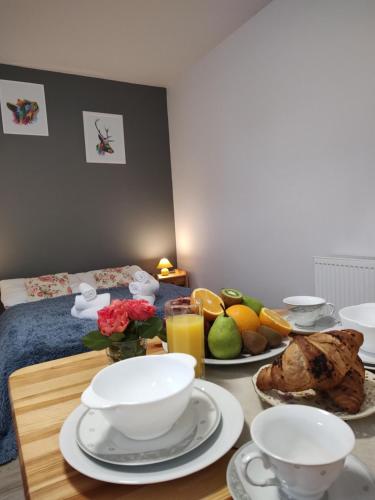 a room with a table with plates of food on it at Pokoje Pod Gruszą -osobne wejścia in Kudowa-Zdrój