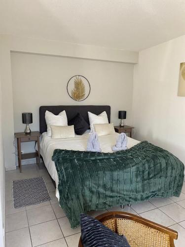 une chambre avec un grand lit avec des serviettes dessus dans l'établissement ROESSELMANN 1, à Colmar