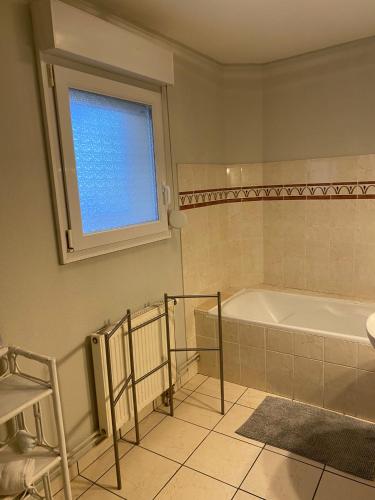La salle de bains est pourvue d'une baignoire, d'une fenêtre et d'un lavabo. dans l'établissement ROESSELMANN 1, à Colmar