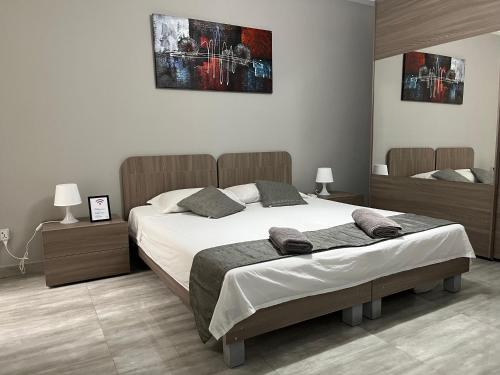 um quarto com duas camas e duas mesas de cabeceira em F7 Modern and Bright Apartment in Malta em Msida