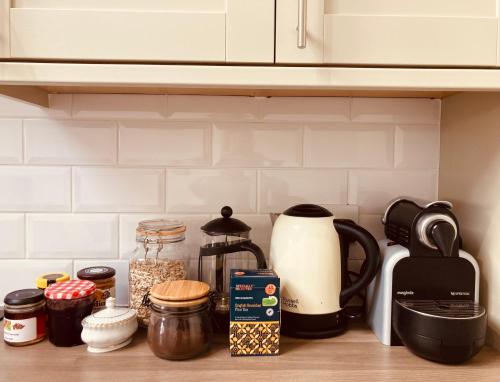 - un comptoir de cuisine avec une cafetière et d'autres ingrédients dans l'établissement The Woodshed, à Warnford