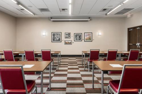 El área de trabajo o centro de convenciones de Four Points by Sheraton at Phoenix Mesa Gateway Airport
