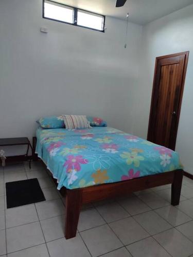 - une chambre avec un lit et une couette bleue dans l'établissement Alquiler de departamento independiente en Bahía de Caraquez, à Bahía de Caráquez