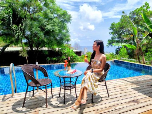 Bazén v ubytování Phuket Jungle Experience Resort nebo v jeho okolí