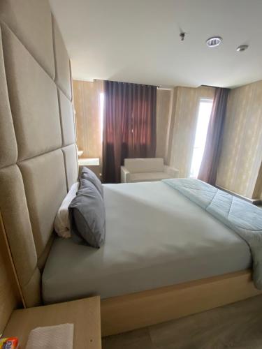 1 dormitorio con 1 cama grande en una habitación en apartemen bintaro icon, en Pondokaren