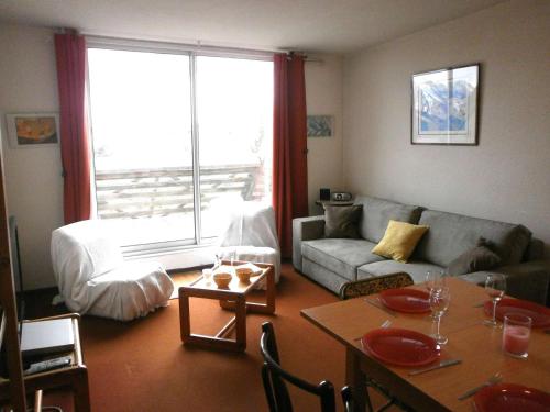 un salon avec un canapé et une table dans l'établissement Studio cabine 6 pers, balcon, parking, cuisine équipée - FR-1-457-212, à Aragnouet