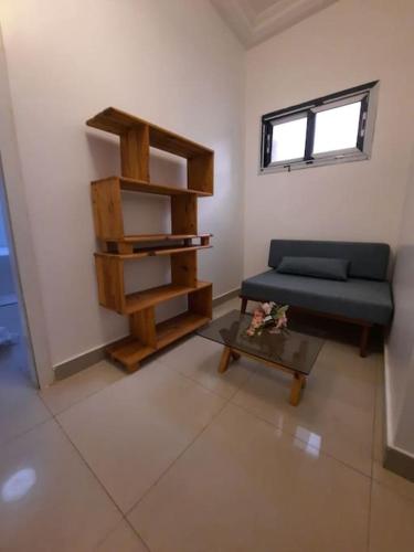 een woonkamer met een bank en een tafel bij Appartement Paisible in Dakar