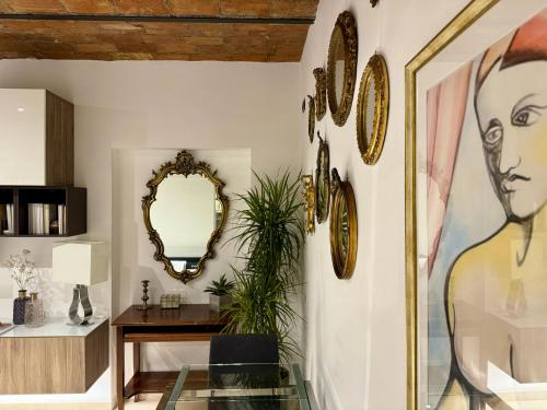 a living room with a mirror and a table at Il Giardino del Colosseo in Rome