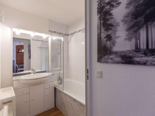 y baño con lavabo, ducha y espejo. en Appartement La Mongie, 2 pièces, 4 personnes - FR-1-404-265, en Bagnères-de-Bigorre