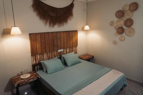 瓦卡拉的住宿－Point Break Varkala，一间卧室配有一张带蓝色枕头的大床