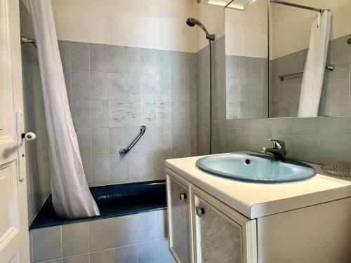 une salle de bain avec un lavabo et une douche dans l'établissement Appartement 4 pers, calme, proche mer, parking privé, clim, loggia, incluant ménage fin de séjour - FR-1-225-763, à Argelès-sur-Mer