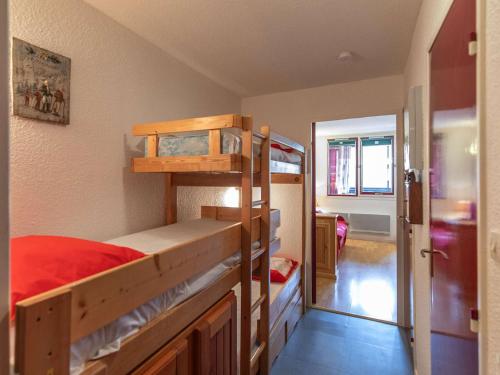 Cette chambre comprend 2 lits superposés et un couloir. dans l'établissement Agréable Studio pour 5 avec balcon exposé sud à La Mongie - FR-1-404-346, à La Mongie