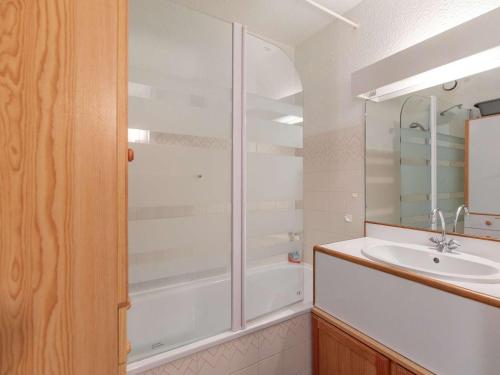une salle de bain avec douche et lavabo dans l'établissement Agréable Studio pour 5 avec balcon exposé sud à La Mongie - FR-1-404-346, à La Mongie