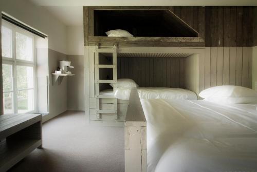 Postel nebo postele na pokoji v ubytování Teaching Hotel