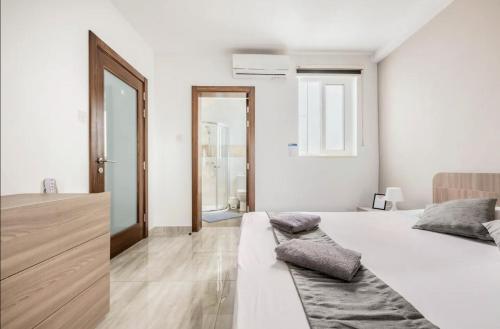 Ένα ή περισσότερα κρεβάτια σε δωμάτιο στο F8 Room 1, Private Double room with private bathroom in shared Flat