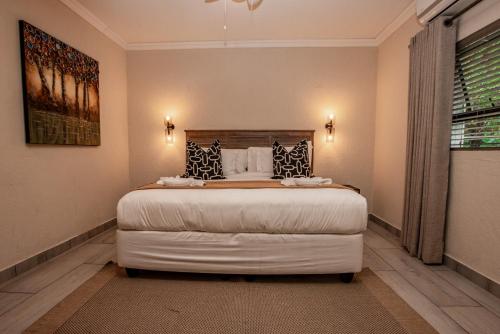 Letto o letti in una camera di Bushbaby Valley Lodge