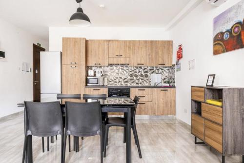 een keuken met een tafel en stoelen in een kamer bij F8 Room 1, Private Double room with private bathroom in shared Flat in Msida