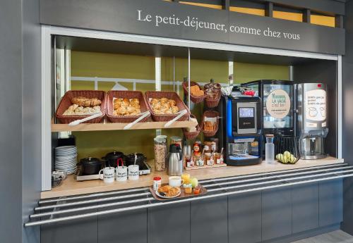 une vitrine d'un café avec de la nourriture dans l'établissement B&B HOTEL Evry Lisses 1, à Lisses
