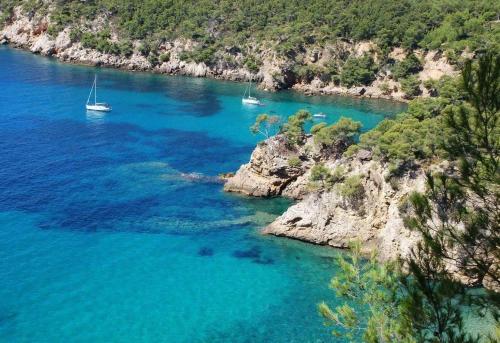 uma vista aérea de uma massa de água com barcos em MAISON d'architecte Plage à Pied em Sanary-sur-Mer