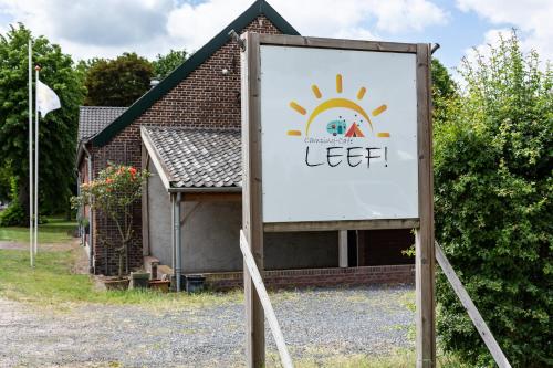 een bord voor een gebouw met een welkomstbord bij Camping Leef! in Melderslo