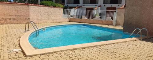 - une petite piscine au milieu d'un bâtiment dans l'établissement LE LAGON Maison avec immense terrasse - piscine partagée et plage à 300 m, à Saint-Cyprien