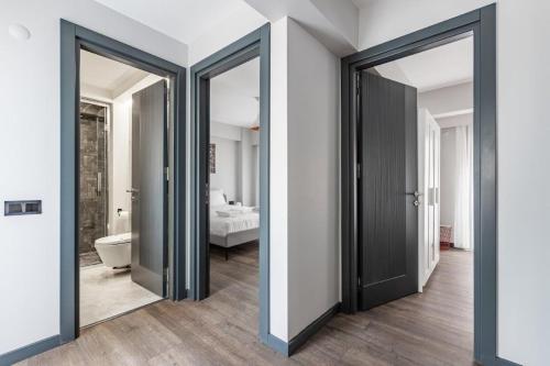 een hal met 2 spiegels en een badkamer met een toilet bij Charming Bright New 2bd1bath Home Wparking!#339 in Istanbul