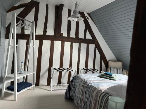 una camera con un letto, una scala e un letto di Gite LA FLEUR DE SEINE a Villequier