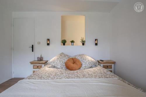 una cama con una almohada de calabaza encima en Le pigeonier en Aix-les-Bains