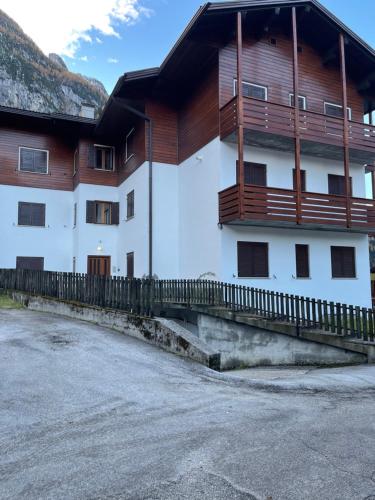 un edificio con balcones de madera en un lateral en Ciasa de Carla en Masarè