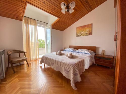 sypialnia z łóżkiem z dwoma misiami w obiekcie Apartments Malvina w Rovinj